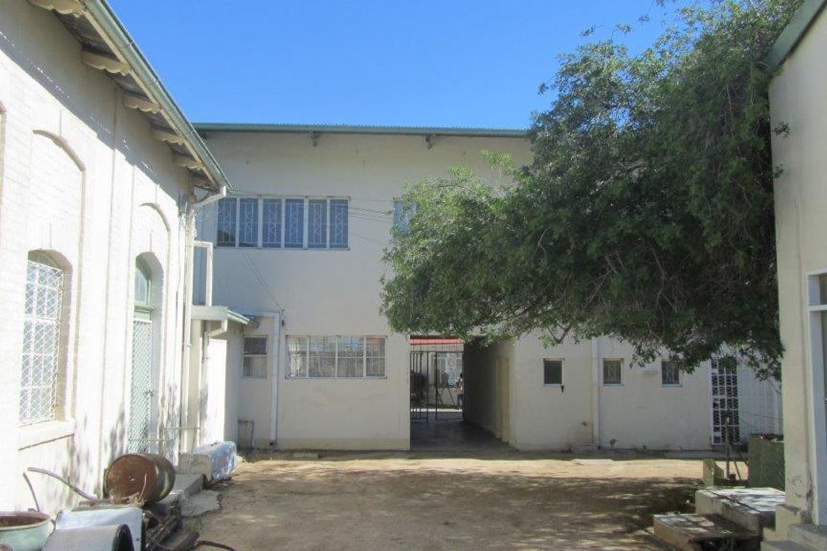 Property in prime Position in the heart of Karibib for Investors - Photo 3