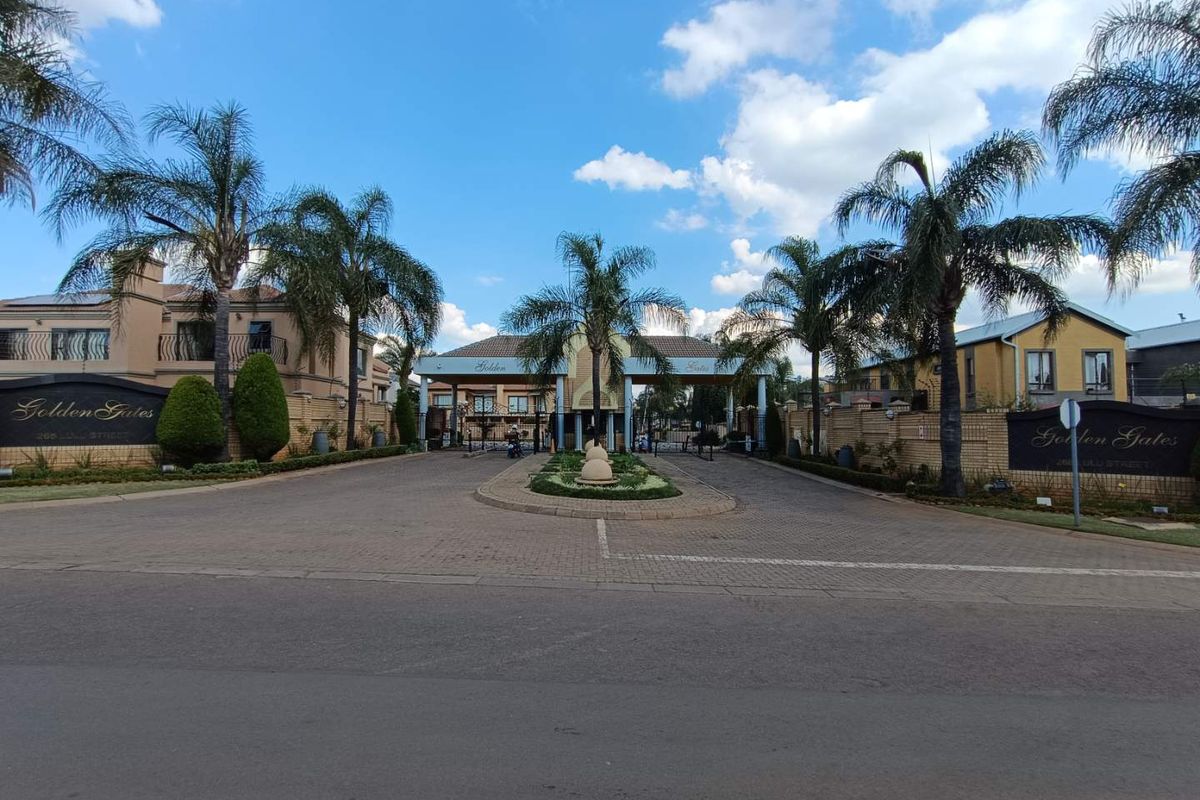 RASLOUW SECURITY ESTATE - 7 BEDROOM HOUSE - Photo 3