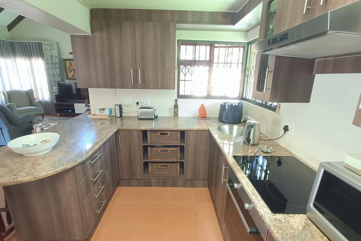 Spacious Family Living with an Attached Flatlet in Desirable Clubview! - Photo 3