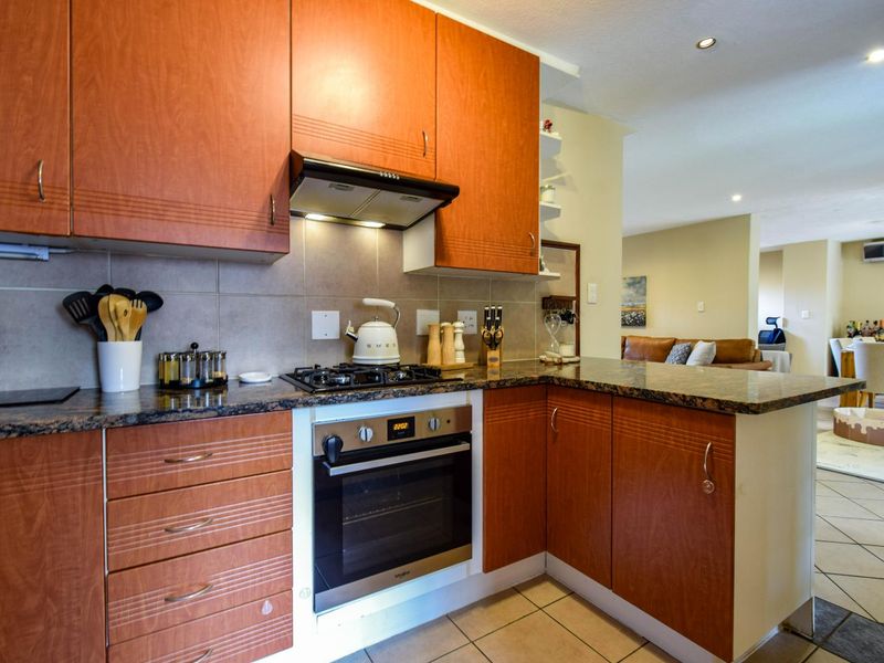ELEGANCE, SECURITY AND CONVENIENCE! - Photo 8