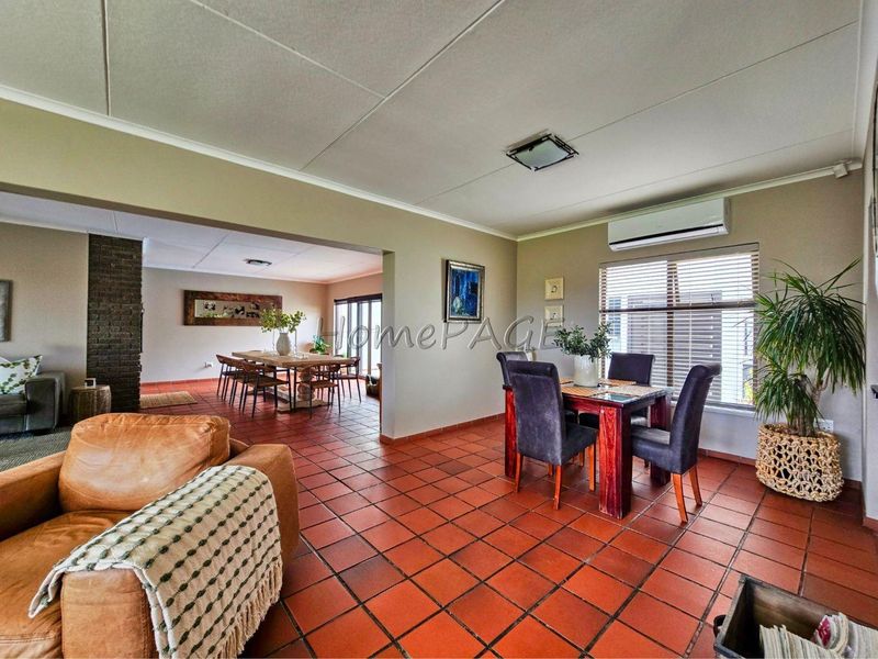 Central, Walvis Bay:  4 Bedr Home with 6-car garages IN A GOOD AREA - Photo 9