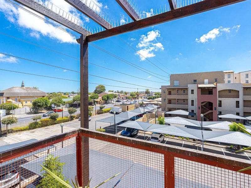 Entertain in Style: Luxurious Penthouse with Rooftop Retreat - Photo 3