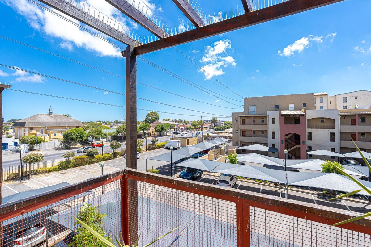 Entertain in Style: Luxurious Penthouse with Rooftop Retreat - Photo 3