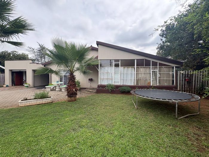 Property #2488938, House For Sale in Rothdene