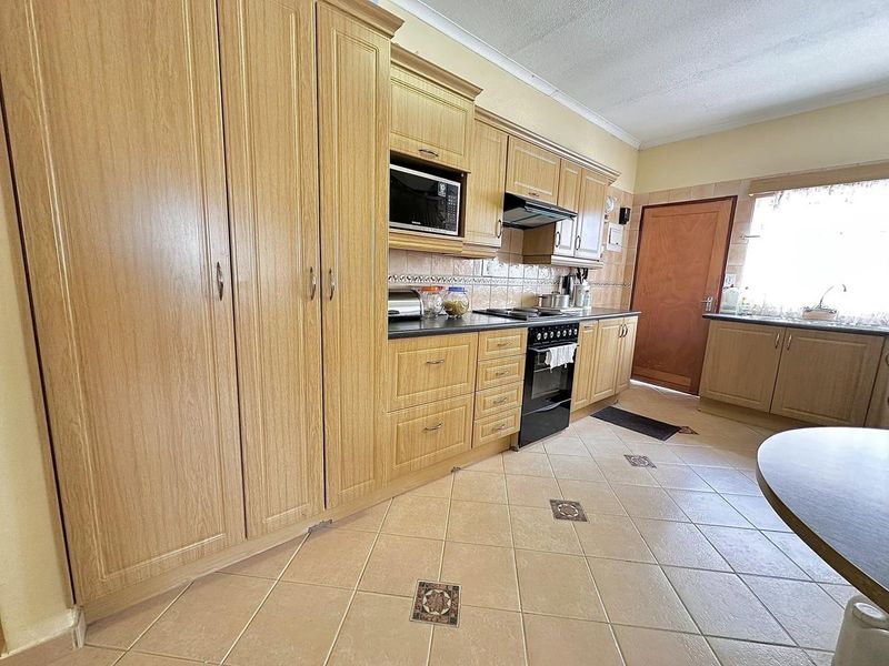 Beautiful,Neat and Spacious House - Photo 4