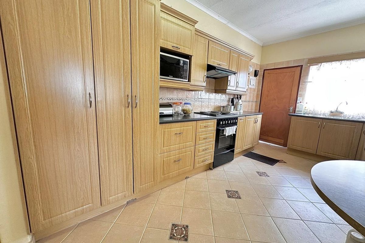 Beautiful,Neat and Spacious House - Photo 4