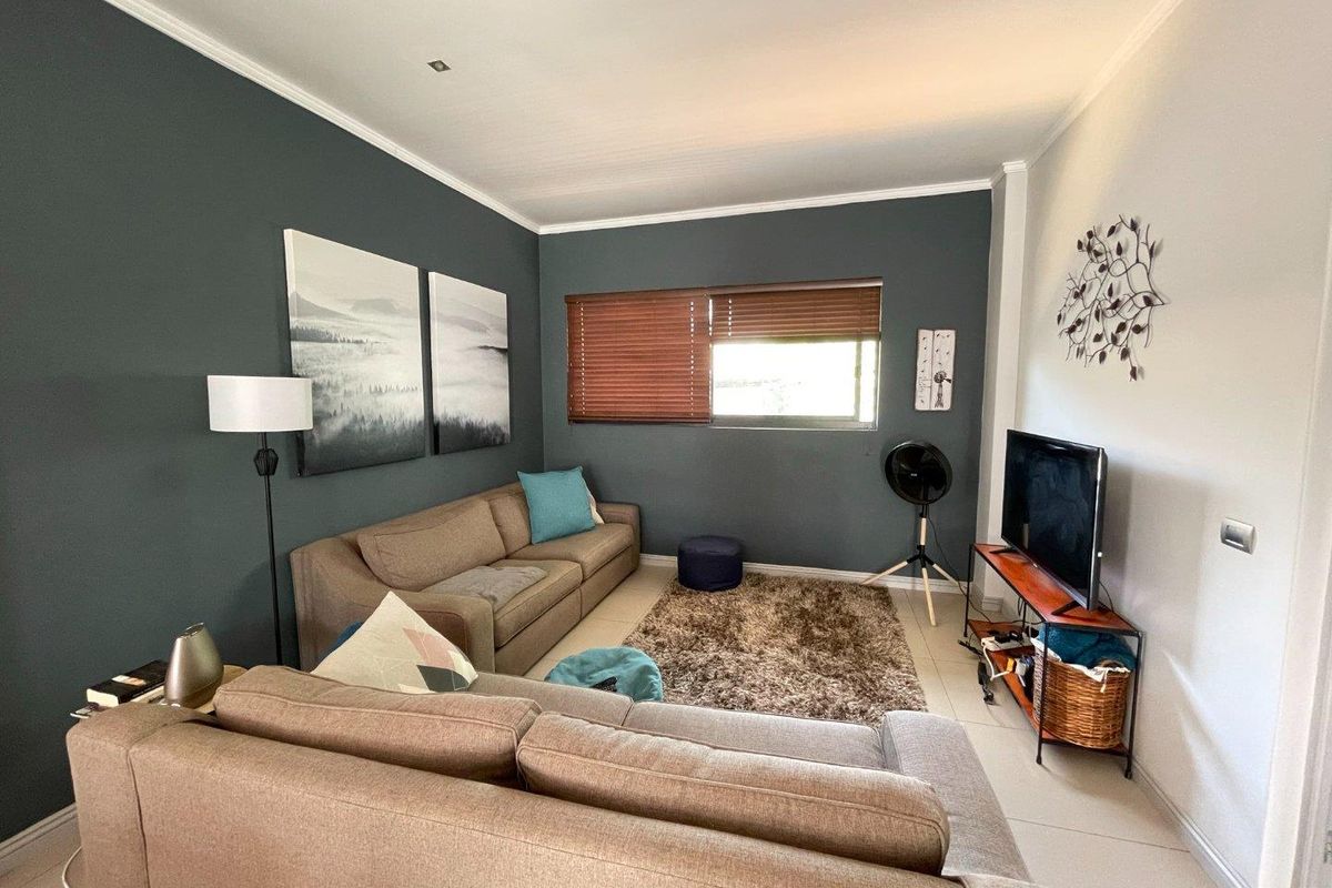 Modern first floor apartment with balcony in a popular complex - Photo 2