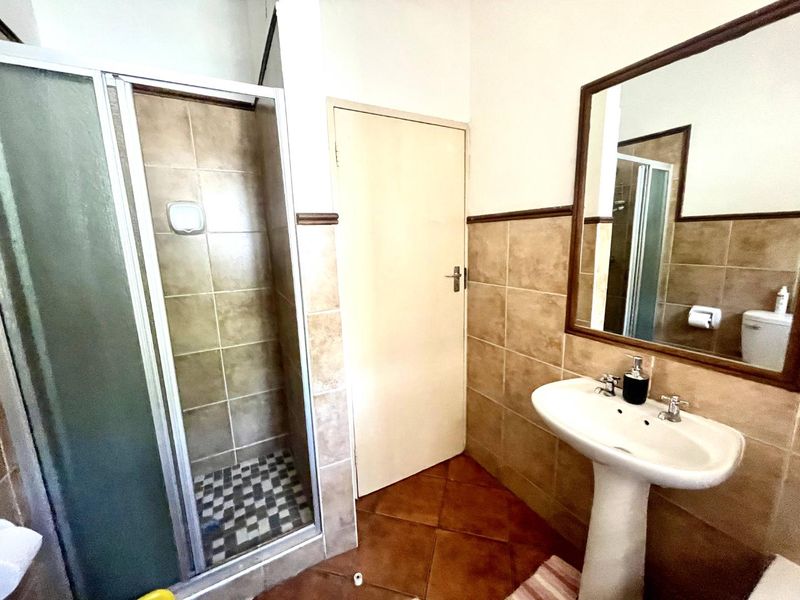 Garden Living Meets Lock-Up-and-Go Convenience - Photo 8