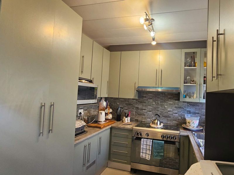 Modern 2-Bedroom Apartment in Horizon View - Photo 2