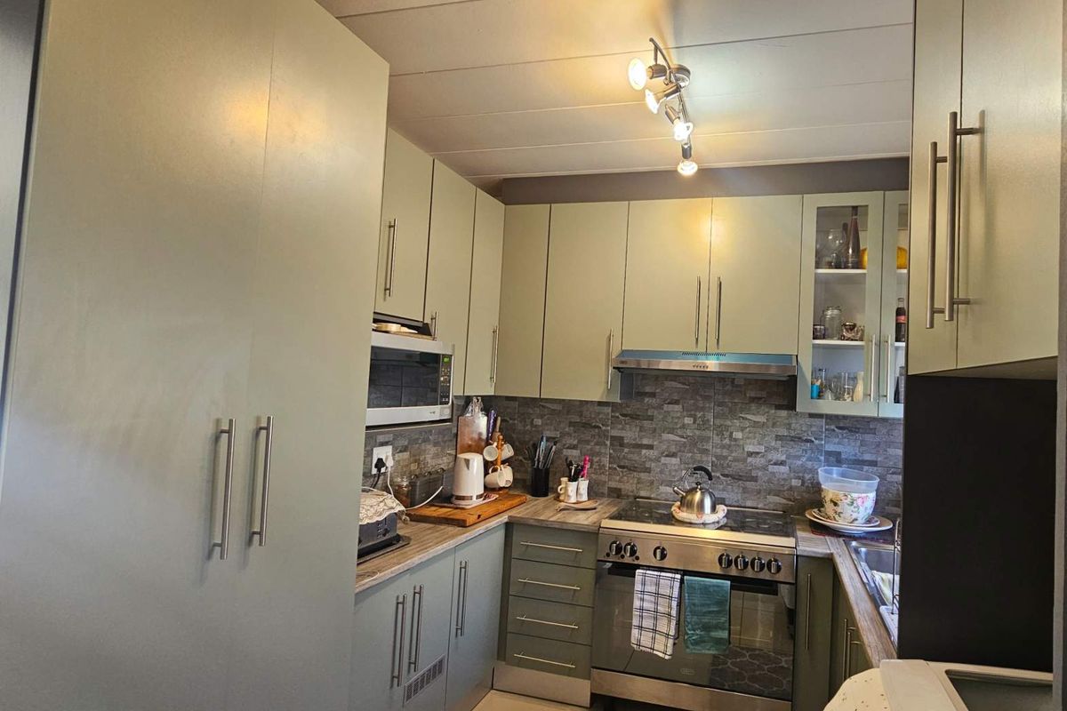 Modern 2-Bedroom Apartment in Horizon View - Photo 2