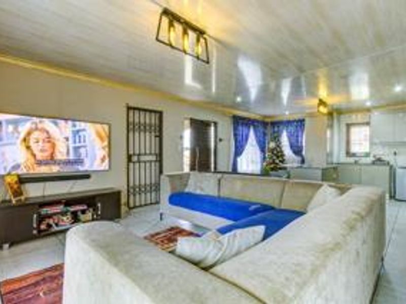 3 Bedroom Suburban Home - Photo 3