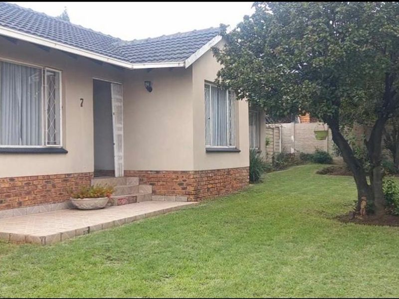 3 Bedroom house in Elandspark - Photo 2