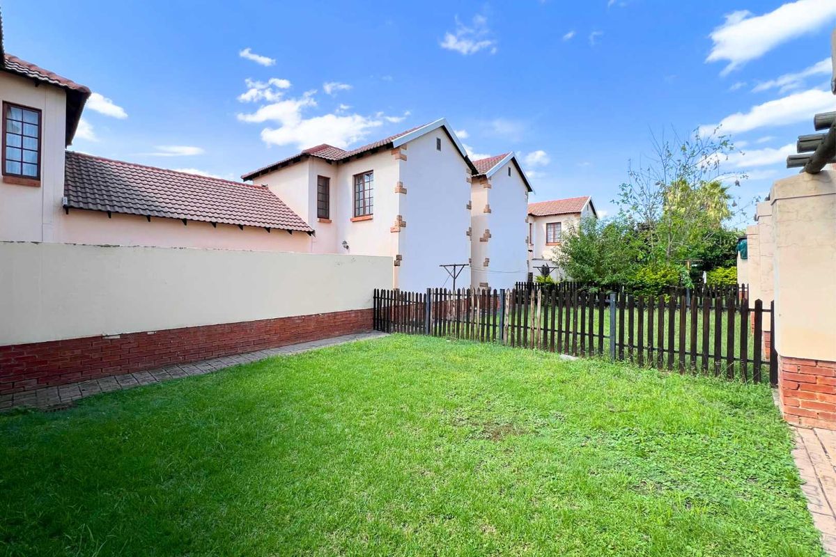Two Bedroom townhouse to let - Photo 2