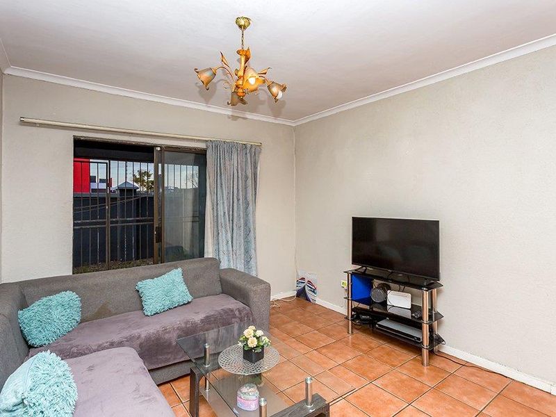 Two Bedroom Groundfloor Apartment With Garage - Photo 3