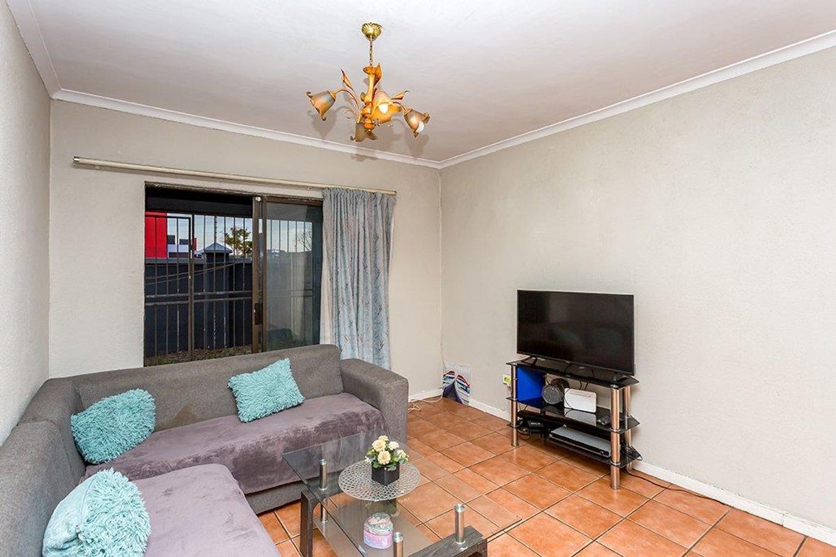 Two Bedroom Groundfloor Apartment With Garage - Photo 3