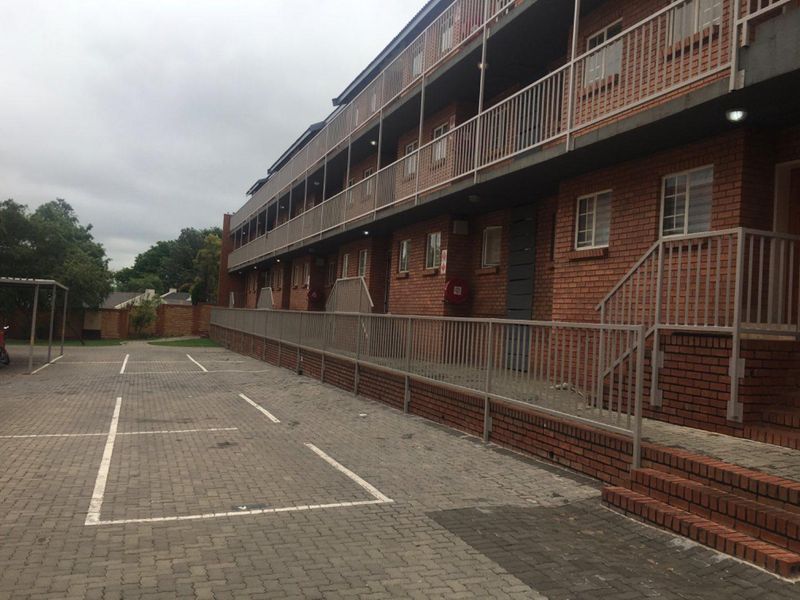 Immaculate apartment with covered parking - Photo 2