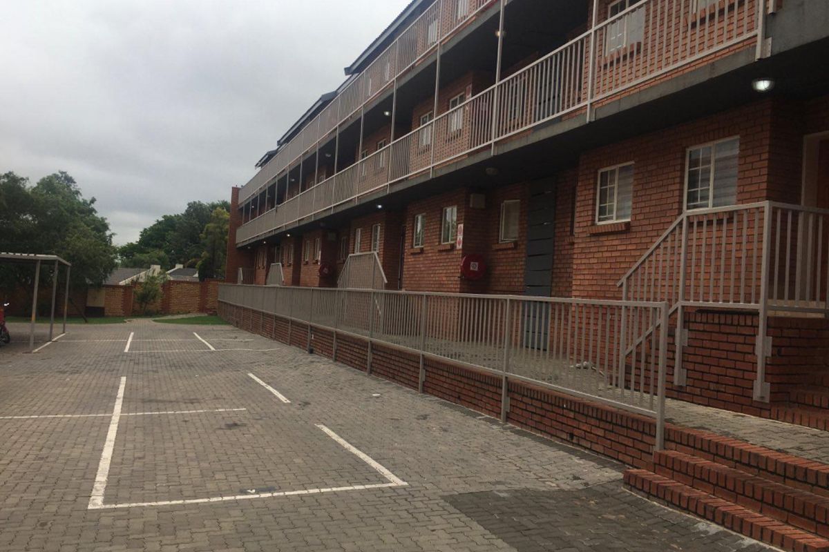 Immaculate apartment with covered parking - Photo 2