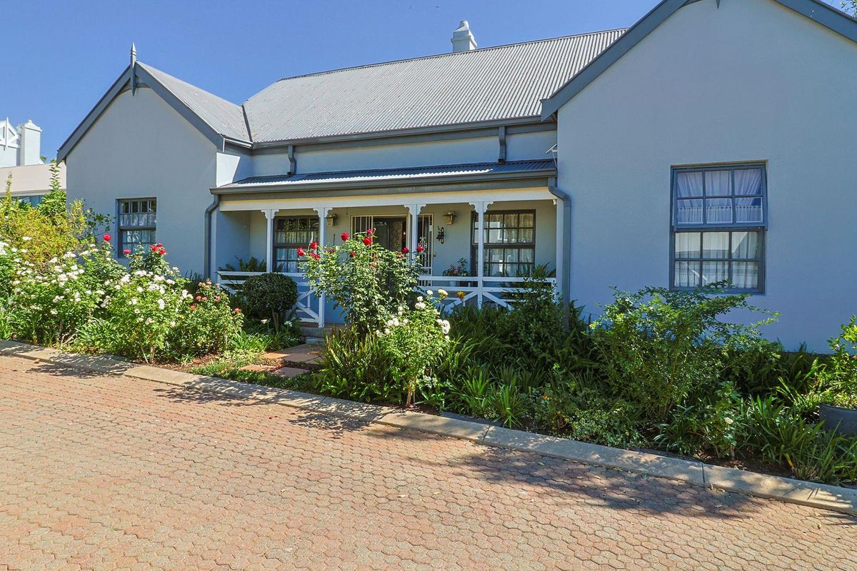 3 BEDROOM HOME IN A SECURE HOUSING ESTATE IN LONE HILL - Photo 2