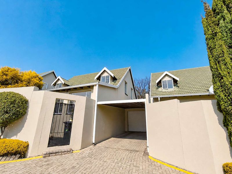 Charming 4-Bedroom Townhouse in Sought-After Alpine Village - Photo 1