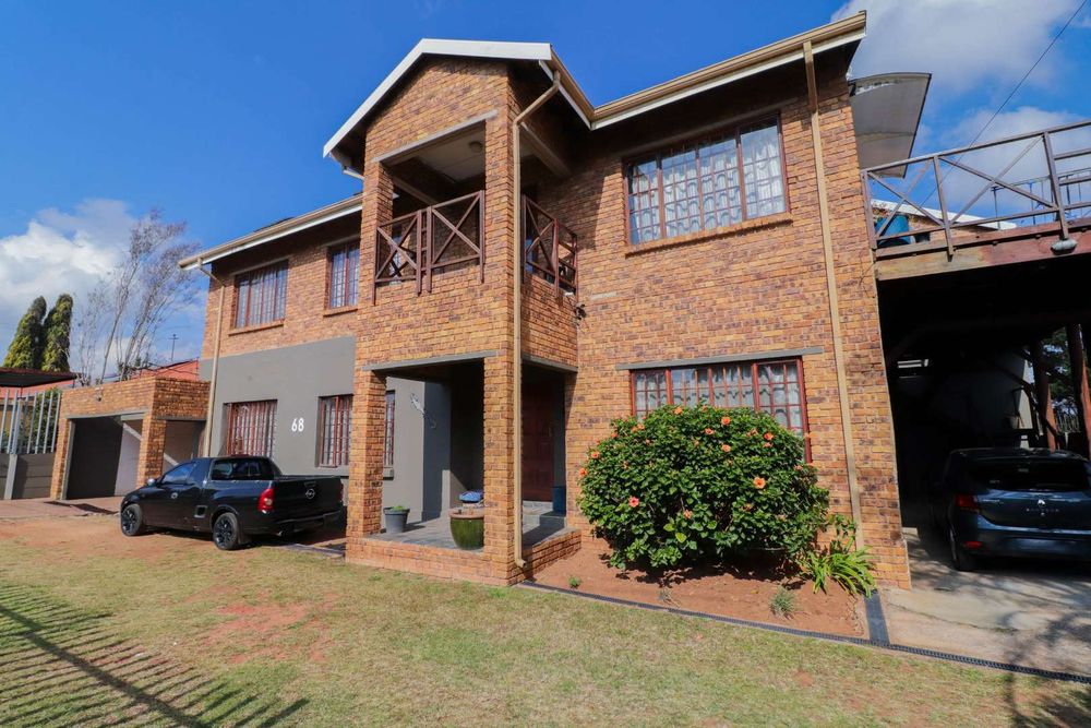 Entrance to 2 upstairs flats