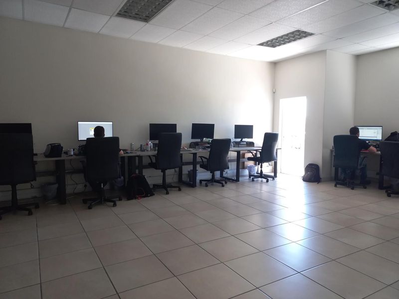 Free standing warehouse / operations premises, available immediately! - Photo 8