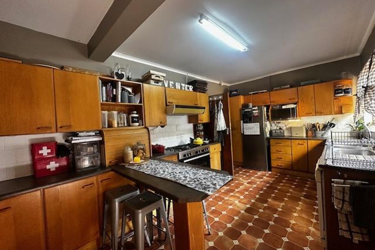 Contemporary Garden Retreat with Flexible Living & Exceptional Space - Photo 5