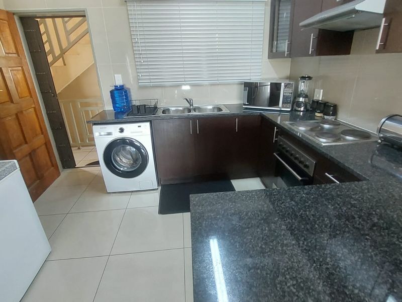 Ground Floor Comfort: 3 Bedrooms, Modern Bath, Scenic Views! - Photo 5