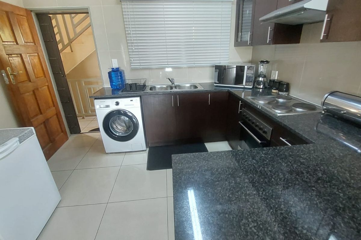 Ground Floor Comfort: 3 Bedrooms, Modern Bath, Scenic Views! - Photo 5