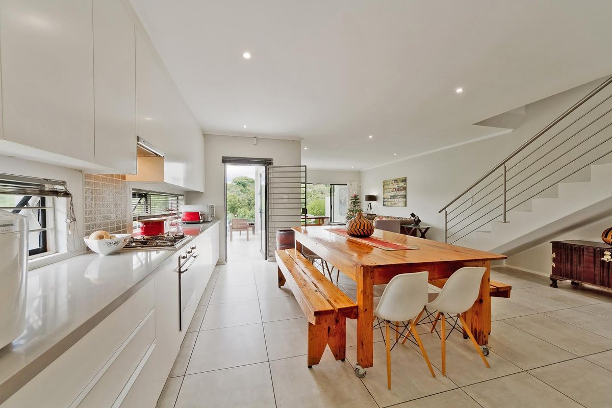 ULTRA-MODERN LIVING WITH BEAUTIFUL FINISHES IN A LOVELY SECURE LOCATION - Photo 3