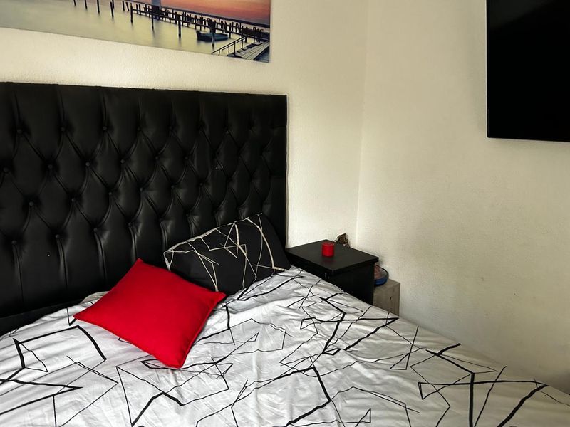 Two bedroom upstairs unit - Photo 6