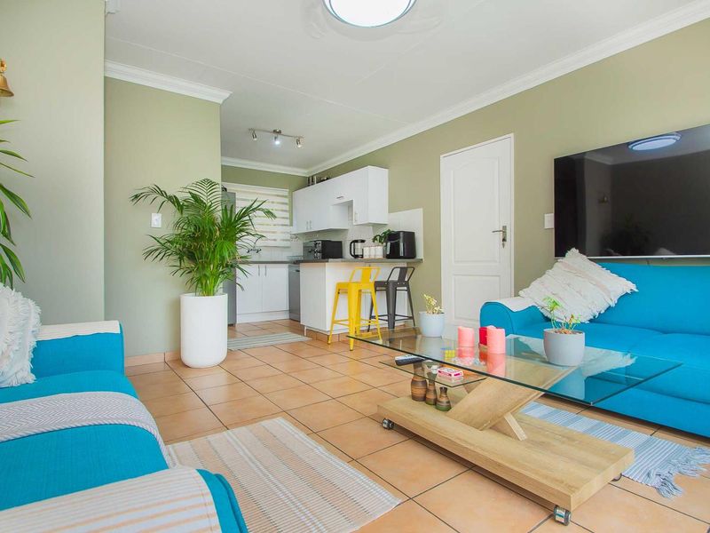 An Ideal Blend of Privacy, Space and Modern Allure. - Photo 3