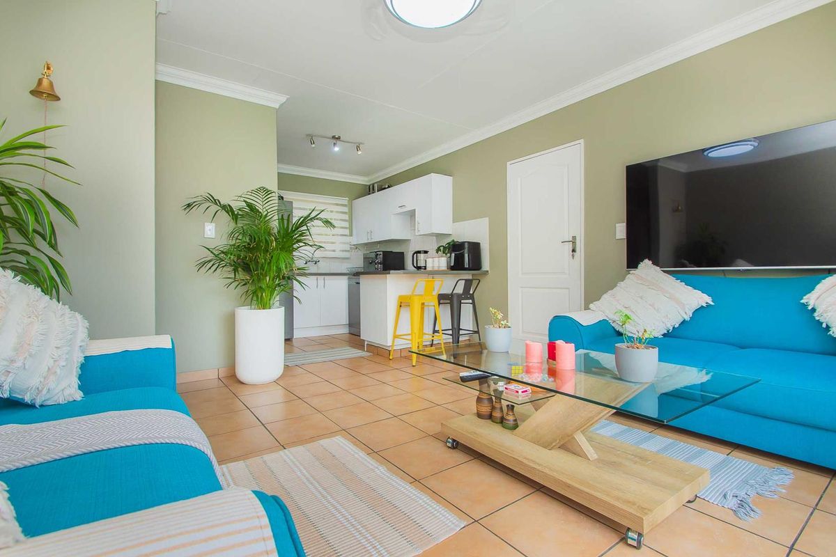 An Ideal Blend of Privacy, Space and Modern Allure. - Photo 3