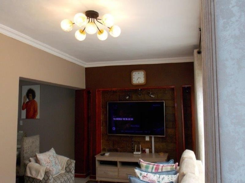 Cozy Family Home in Westcliff with Great Security Features - Photo 8