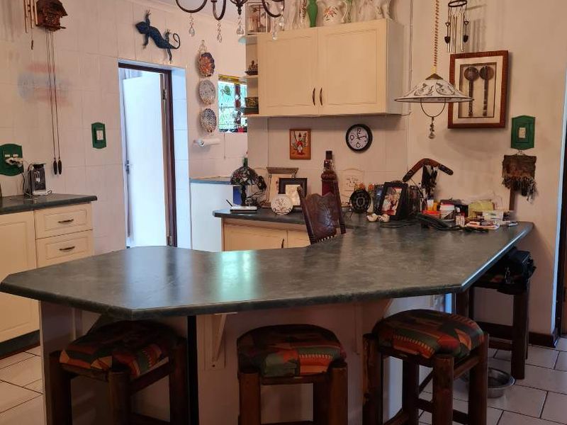 Perfect large family home situated in the heart of St Lucia. - Photo 3