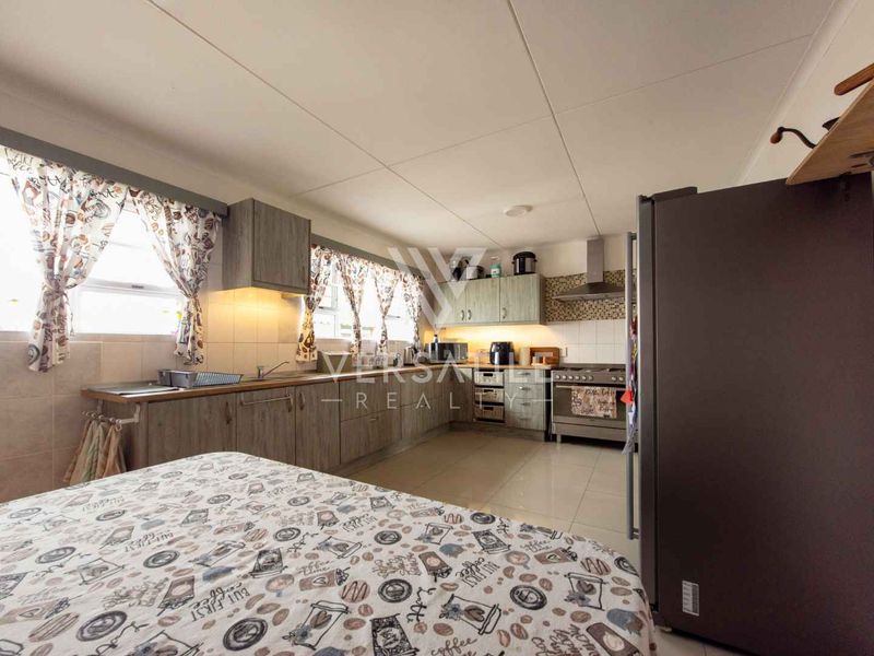 3 bedroom home with bachelor flat - Photo 8