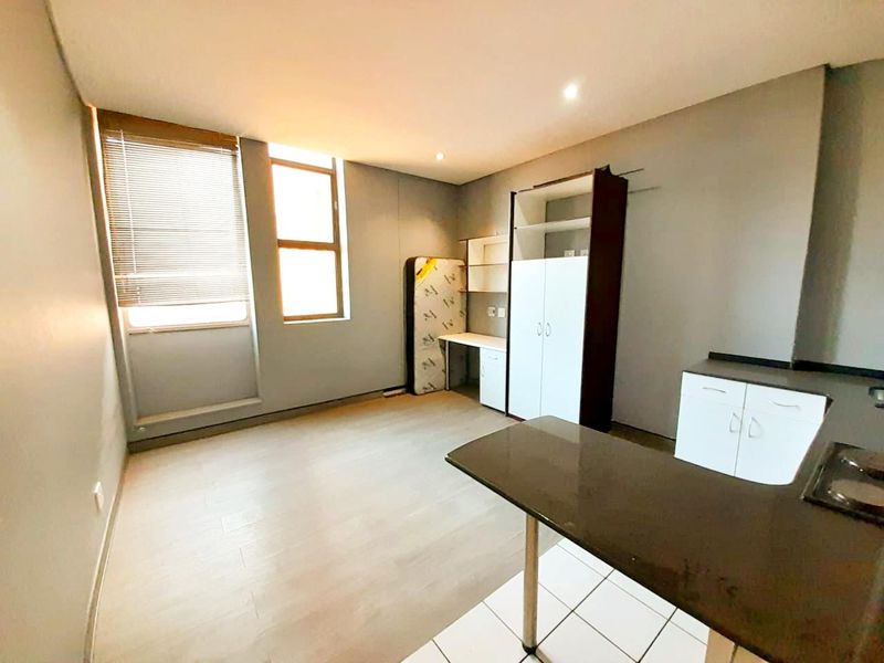 A suitable bachelor pad opposite Witwatersrand! - Photo 3