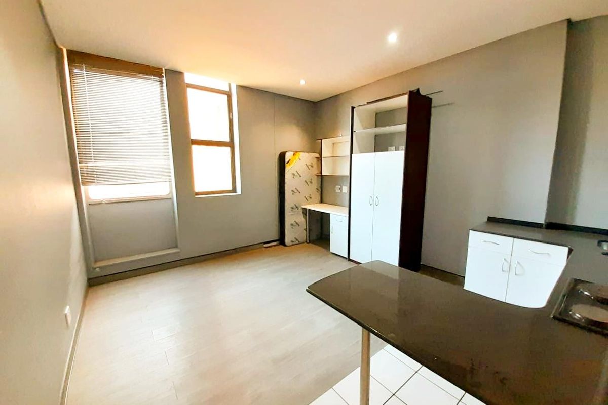 A suitable bachelor pad opposite Witwatersrand! - Photo 3
