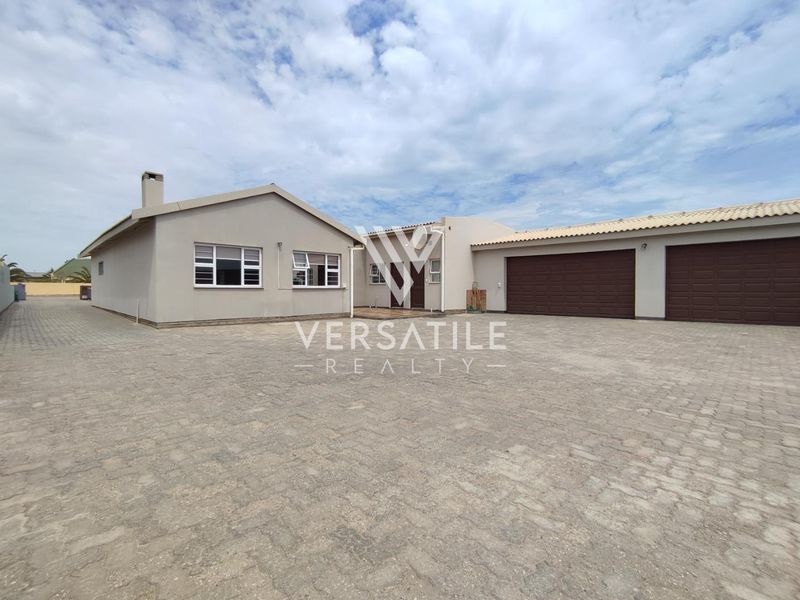 Generous 420sqm Single Level Family Home - Photo 8