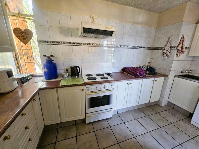 Neat 3-Storey Corner Townhouse in Quiet Part of Queenswood - Photo 4