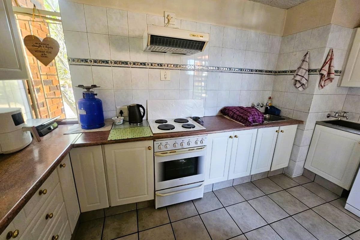 Neat 3-Storey Corner Townhouse in Quiet Part of Queenswood - Photo 4