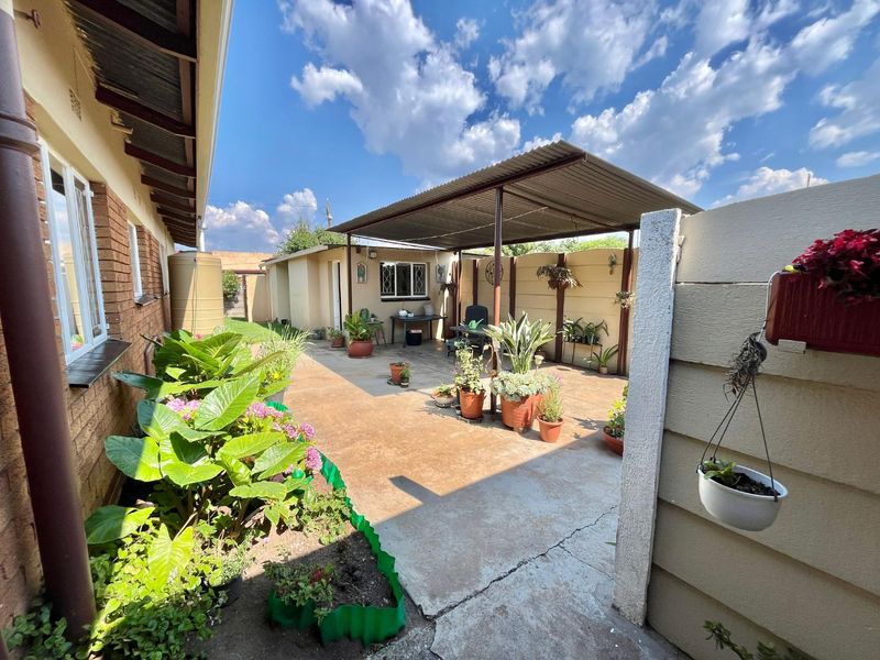 Three bedroom house ready to move in, in van Dyk Park - Photo 5