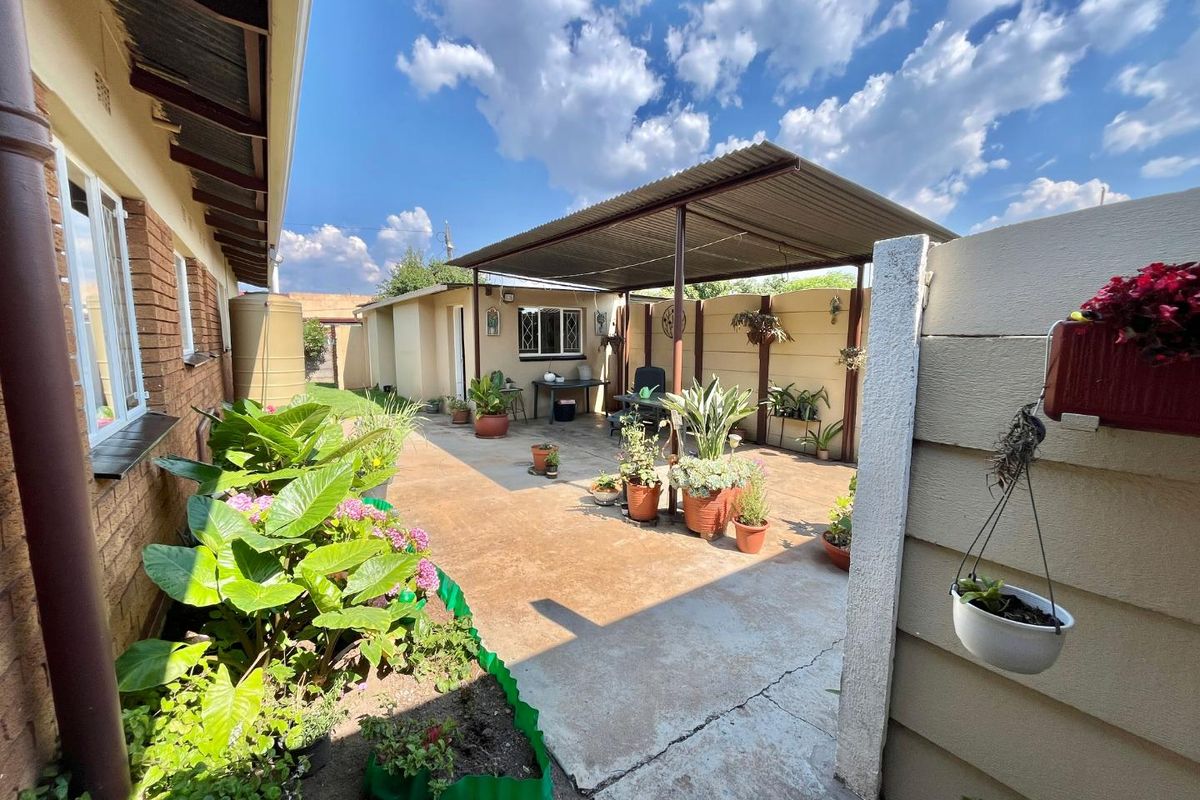 Three bedroom house ready to move in, in van Dyk Park - Photo 5