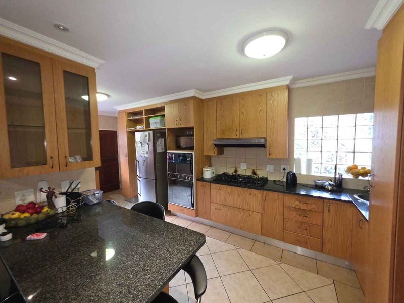 Magnificent, spacious, modern 4 Bedroom, Study, 3,5 Bathroom House to Rent in popular The Wilds Estate. Ideal for the Executive or an Embassy. - Photo 6