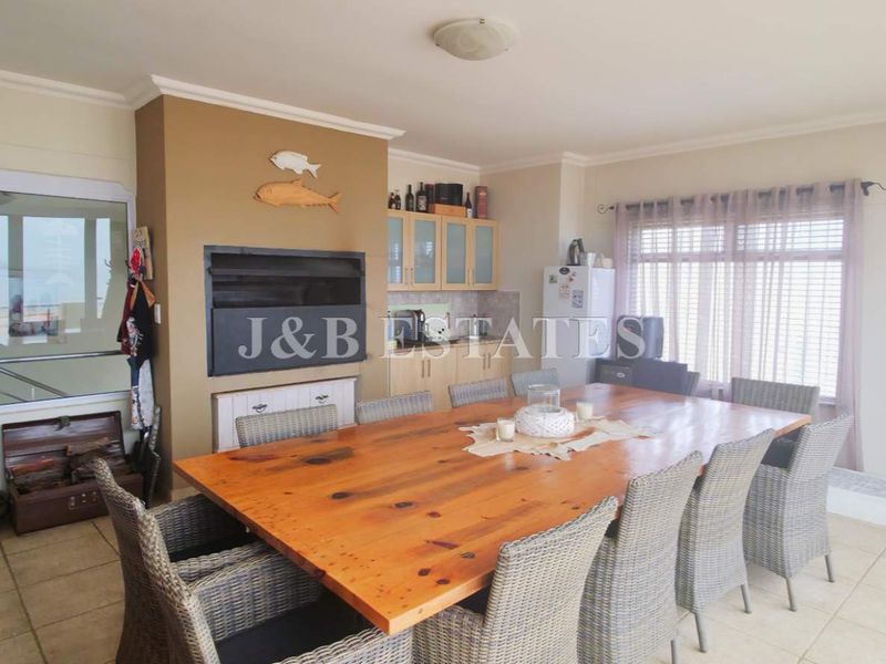 Luxury 3-Storey Townhouse - Photo 2