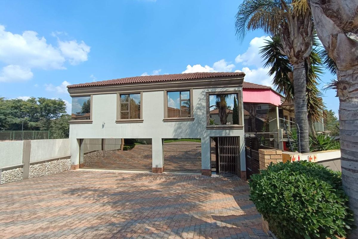 RASLOUW SECURITY ESTATE - 7 BEDROOM HOUSE - Photo 5