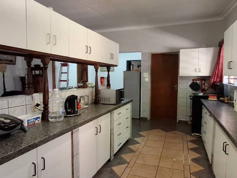 Grootfontein - Suburb Family House with Flat For Sale - Ext 4 - Photo 7