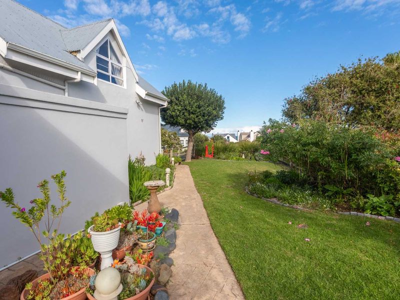 Elegant Estate Living just 400 Metres from the Beach - Photo 4