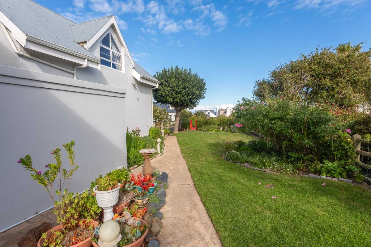 Elegant Estate Living just 400 Metres from the Beach - Photo 5