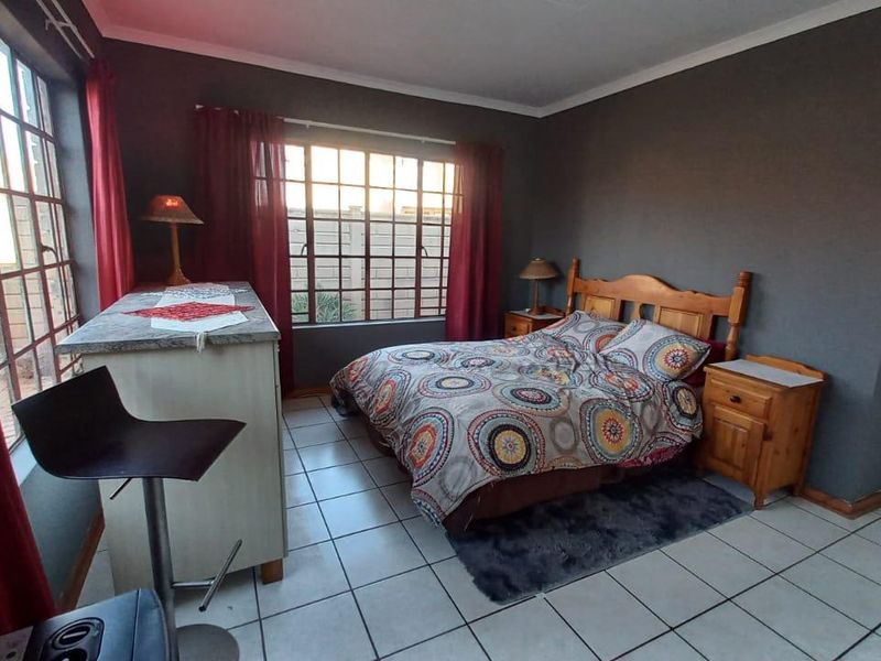 Well priced Lovely facebrick Townhouse BUT please note it resides on its own stand fully fenced, - Photo 8