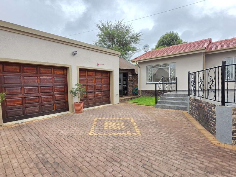 3 Bedroom House for Sale in South Crest - Photo 3